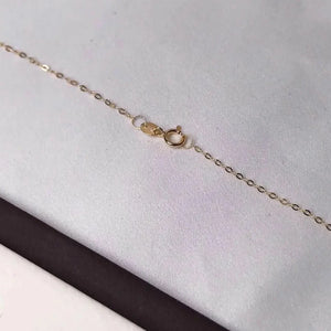women‘s white pearl necklace
