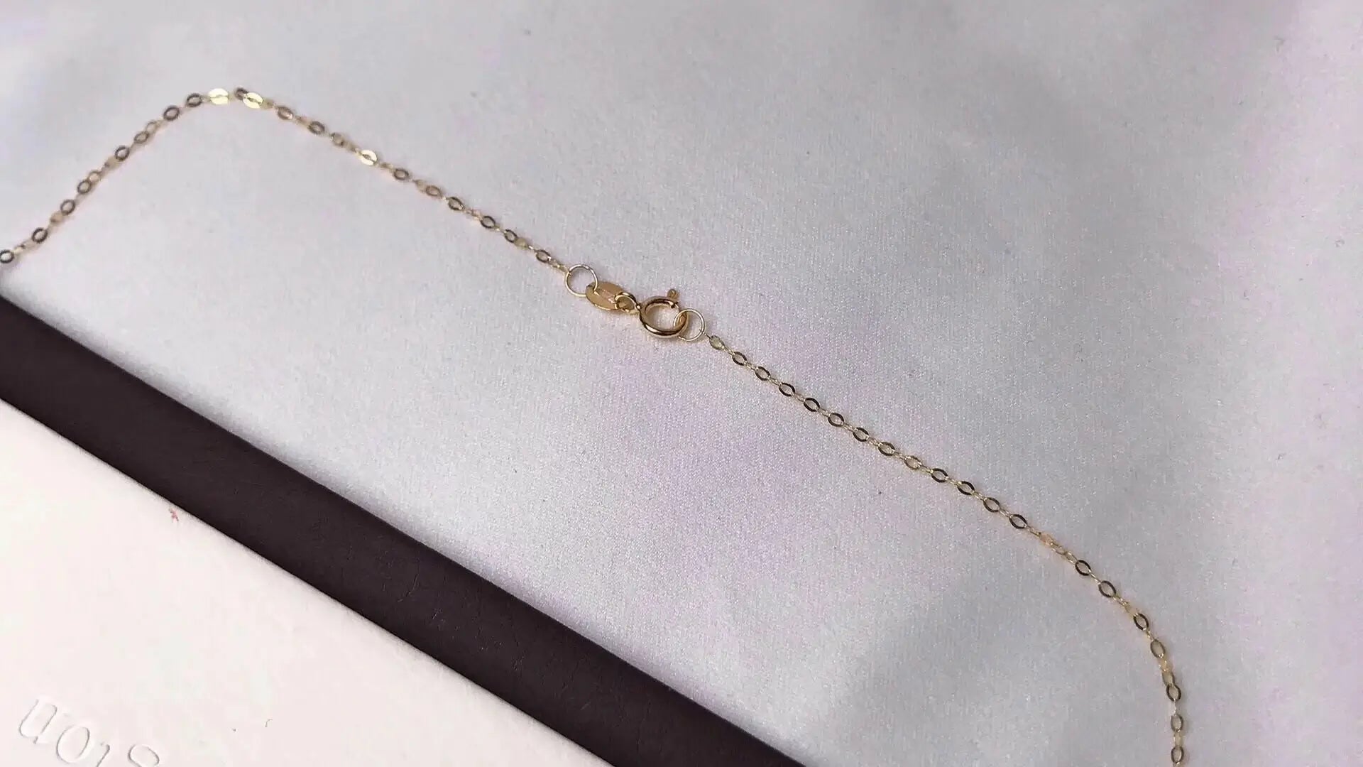 women‘s white pearl necklace