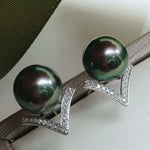 Load image into Gallery viewer, peacock pearl v earrings Tahitian pearl
