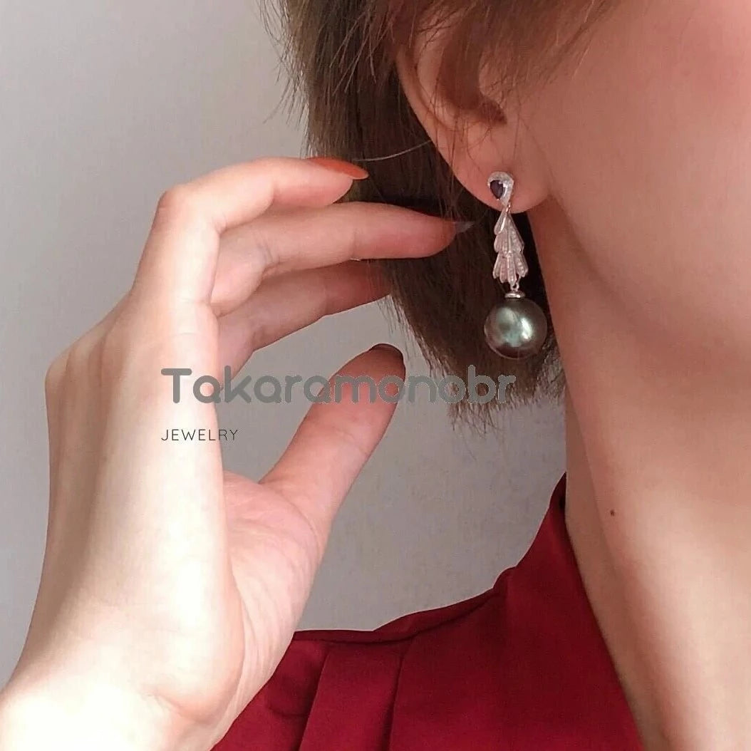 wear tahitian pearl earrings 