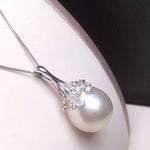 Load image into Gallery viewer, 14.0-15.0 mm White South Sea Pearl | Australia White Pearl &amp; Diamond Pendant Mounted on 18K Gold - takaramonobr
