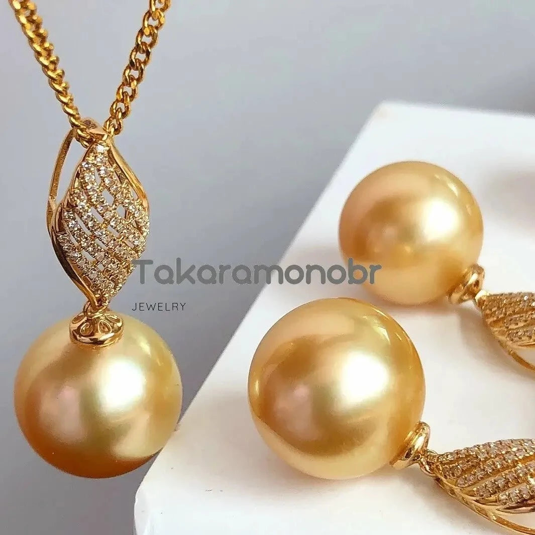yellow gold pearl pendant