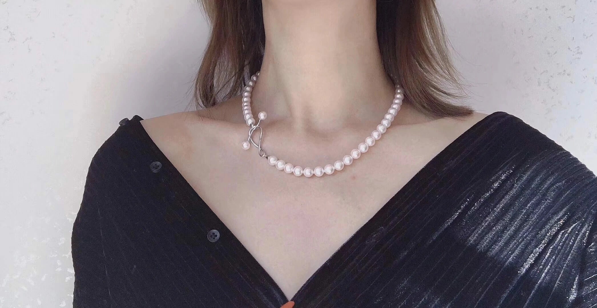 wear akoya pearl necklace