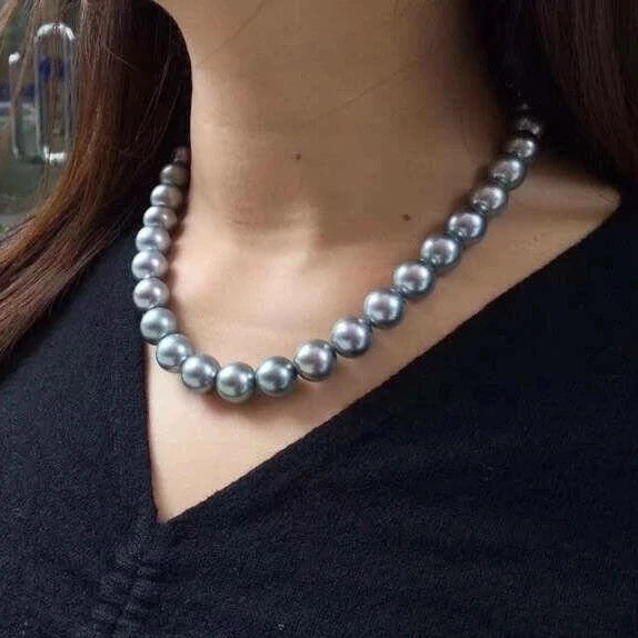 model wear silver blue tahitian pearl necklace