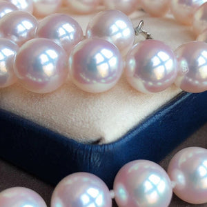 women's white pearl necklace