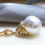 Load image into Gallery viewer, 15.0-16.0 mm White South Sea Pearl | Australia White Pearl &amp; Diamond Pendant Mounted on 18K Gold - takaramonobr
